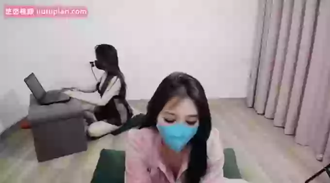 Linh-and-Mei